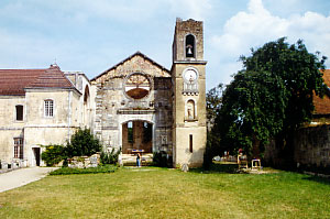 Ansicht mit Kirchenruine